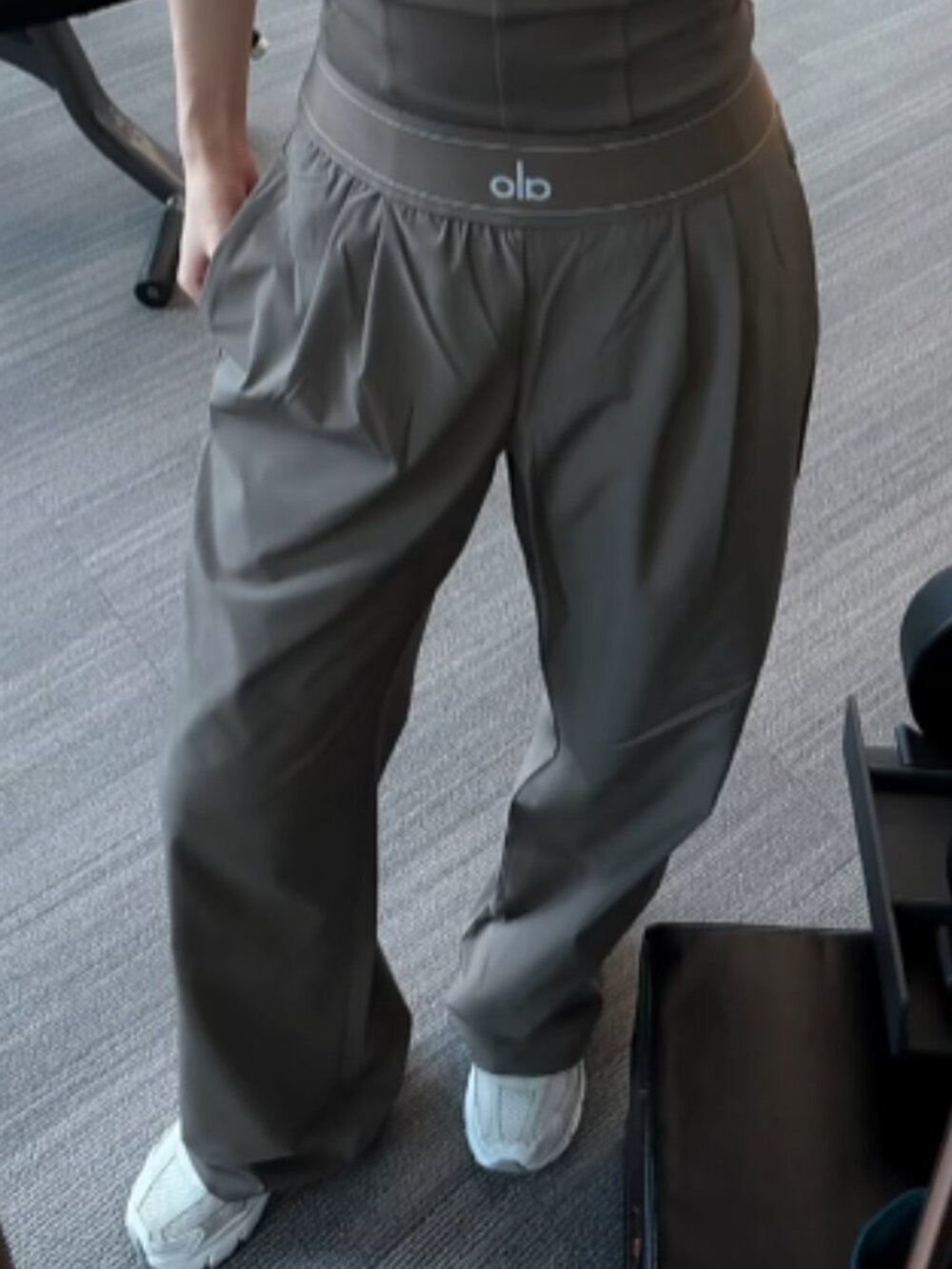 ALO Yoga NWT Suit Up Trouser Olive (Regular Limited)🎄💚 - Picture 2 of 6